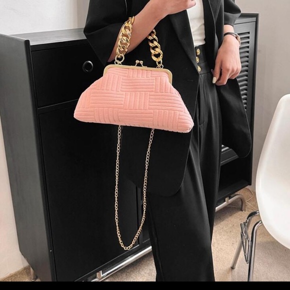 Chic Chain Kiss Lock Bag - Picture 2 of 4